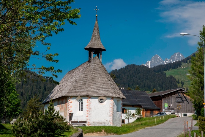 Das Foto zeigt die Kapelle von St. Jakob von der Strasse aus