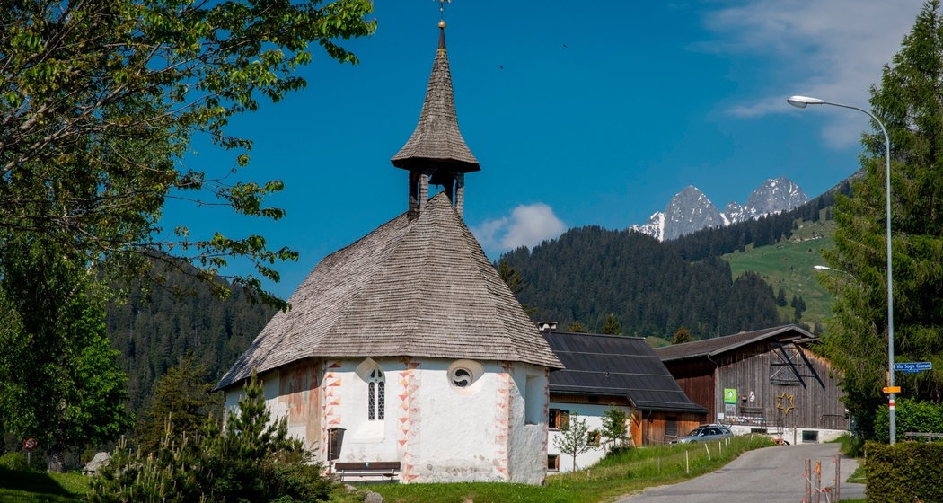 Das Foto zeigt die Kapelle von St. Jakob von der Strasse aus