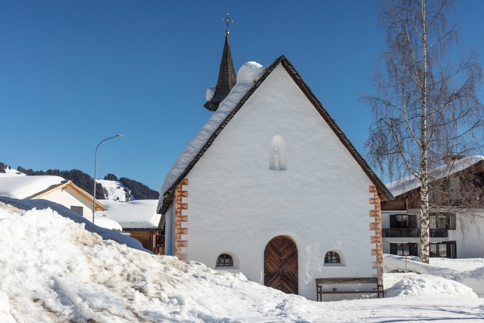 Das Foto zeigt die Kapelle St. Jakob vom Eingang aus in Winterstimmung