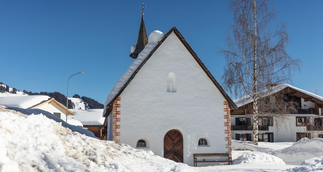 Das Foto zeigt die Kapelle St. Jakob vom Eingang aus in Winterstimmung