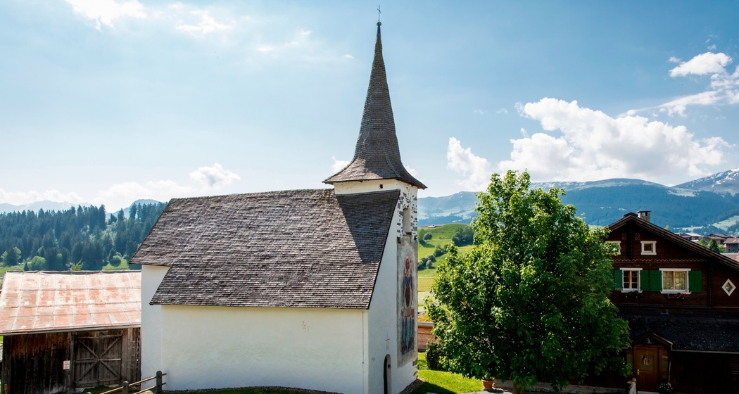 Das Foto zeigt die Kapelle St. Martin in Richtung Dorfzentrum