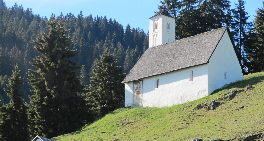 Das Foto zeigt die Kapelle St. Sievi auf dem Hügel
