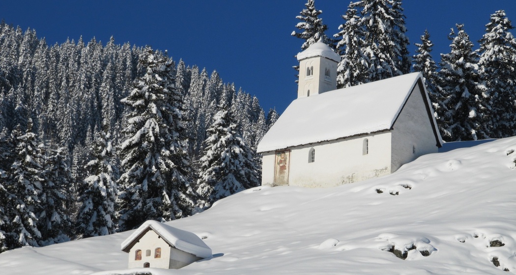 Das Foto zeigt die Kapelle St. Sievi im Winter