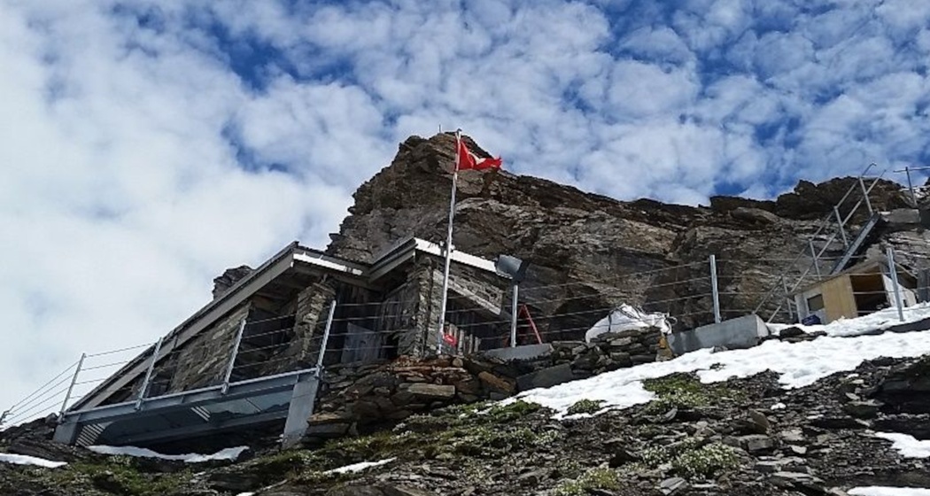 Das Foto zeigt die Kistenpass Hütte von unten hinauf