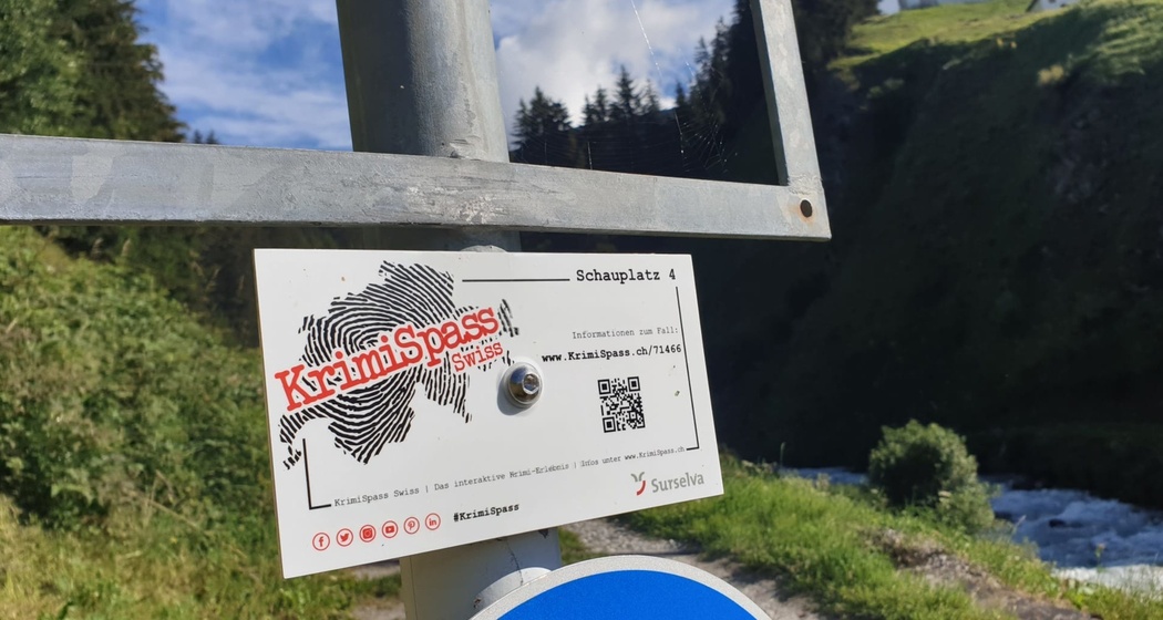 Das Foto zeigt die Tafel, welches man für den Krimispass mit dem Handy einscannen muss