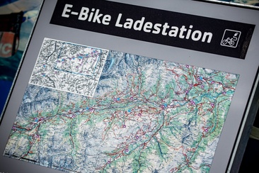 Das Foto zeigt die Infotafel für die E-Bike Ladestationen