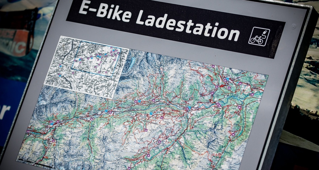 Das Foto zeigt die Infotafel für die Ladestationen