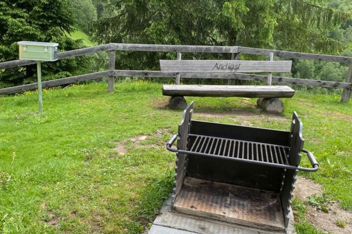 Das Foto zeigt die Feuerstelle mit der Lesebank in Plaun Asch