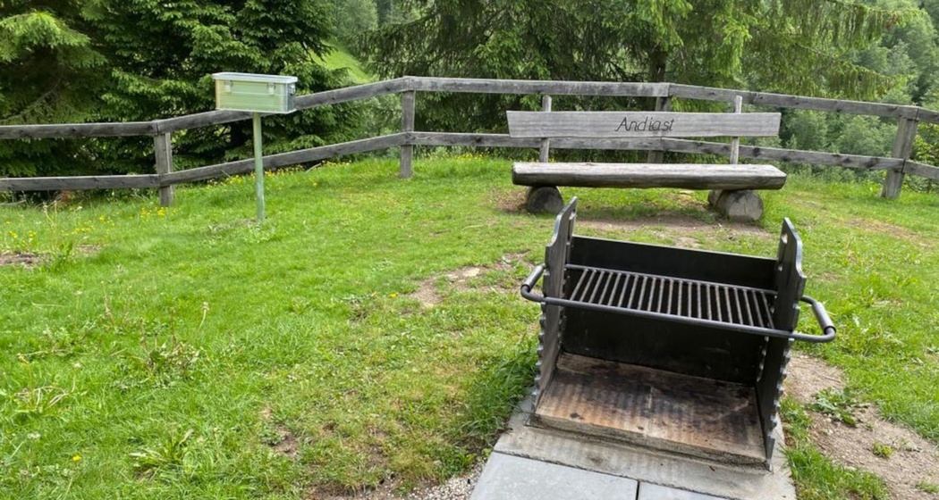 Das Foto zeigt die Feuerstelle mit der Lesebank in Plaun Asch