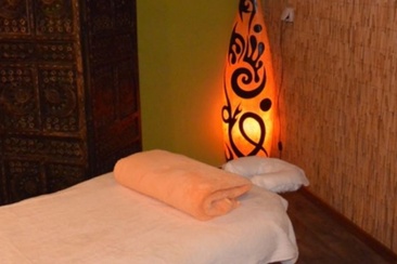 Das Foto zeigt einen Massagebett der Massagepraxis für Frauen