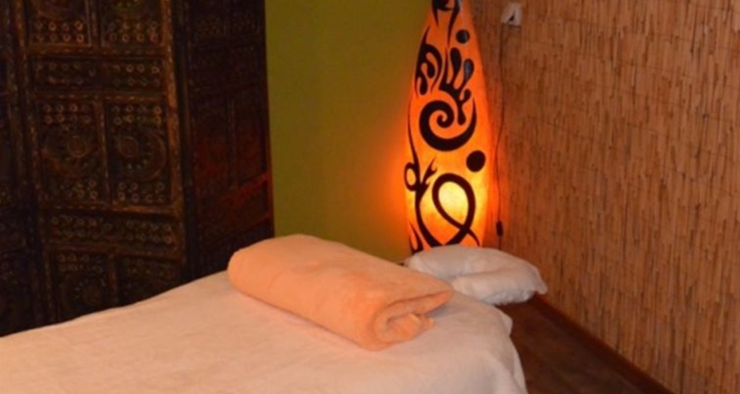 Das Foto zeigt einen Massagebett der Massagepraxis für Frauen