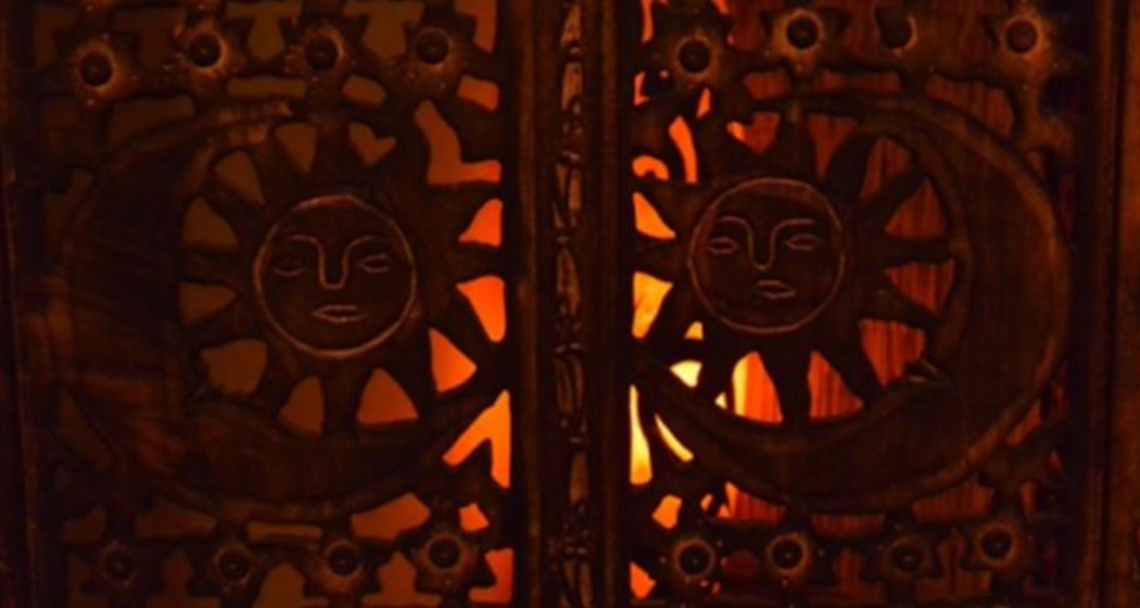 Das Foto zeigt eine schöne Wand mit eine zwei Sonnen eingraviert