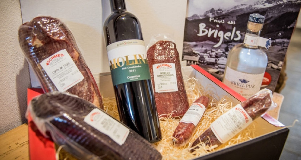 Das Foto zeigt eine Geschenkbox der Metzgerei Schmed in Brigels