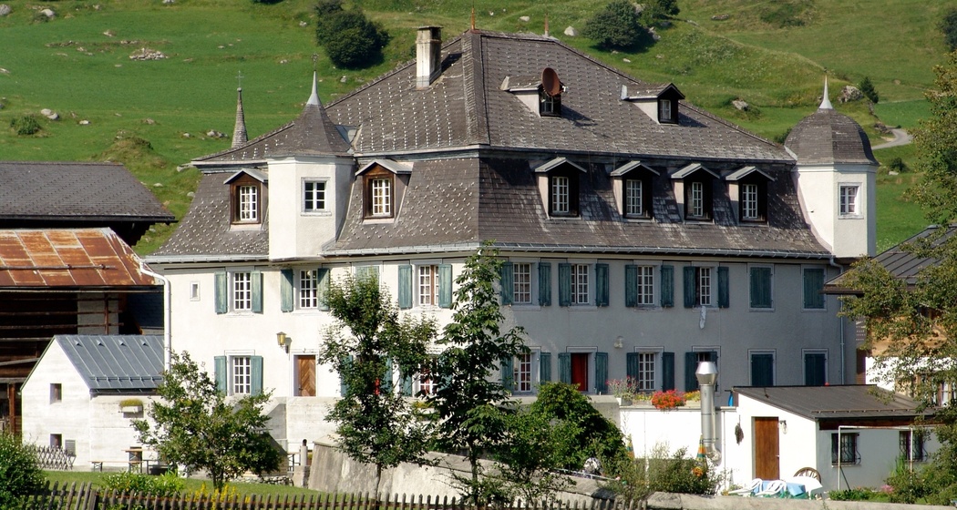 Das Foto zeigt die Casa Mirella in Brigels