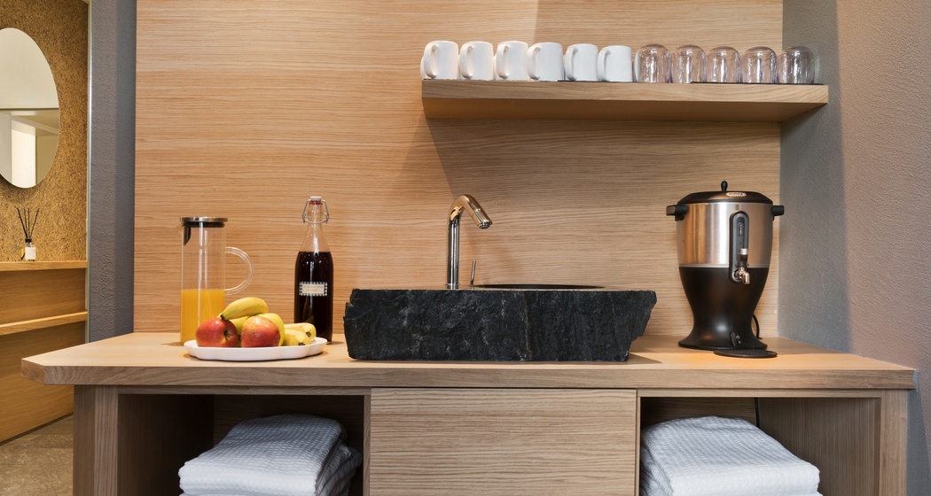 Das Foto zeigt ein Waschbecken mit Früchten und heissem Wasser