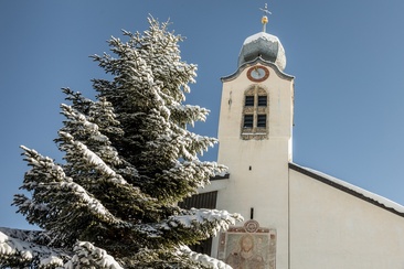 Das Foto zeigt die Pfarrkirche in Brigels im Winter