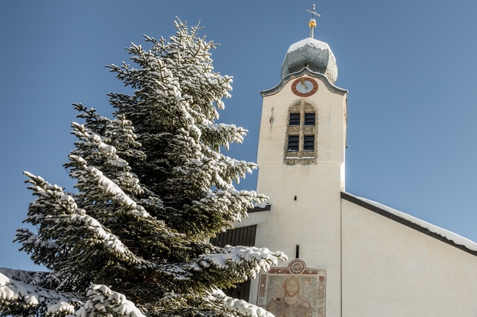 Das Foto zeigt die Pfarrkirche in Brigels im Winter