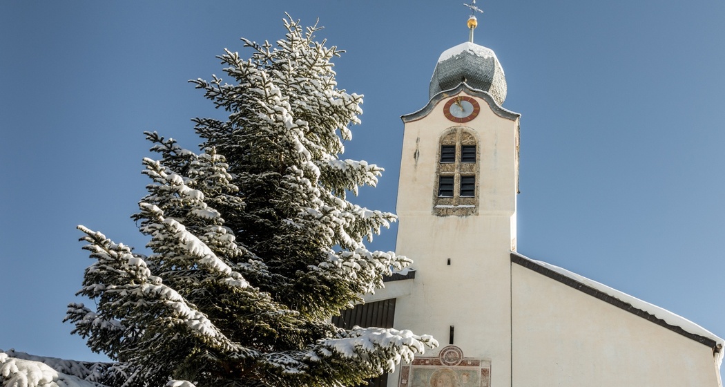Das Foto zeigt die Pfarrkirche in Brigels im Winter