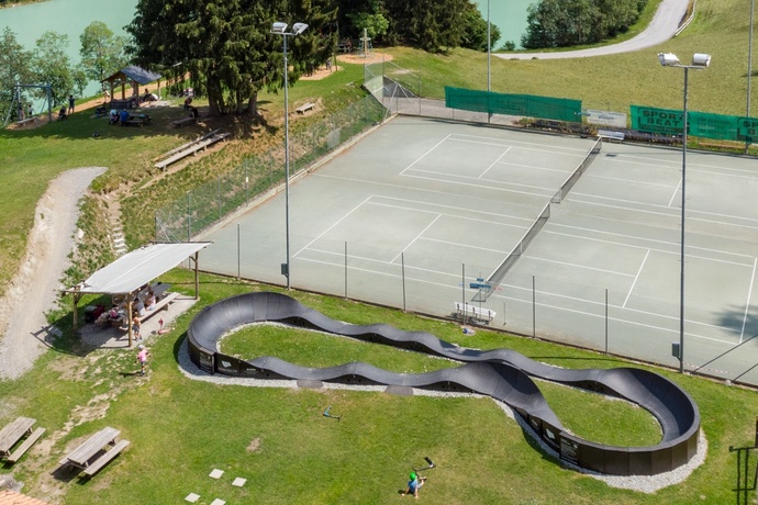 Das Foto zeigt ein Pumptrack welches sich neben dem Brigelser See befindet