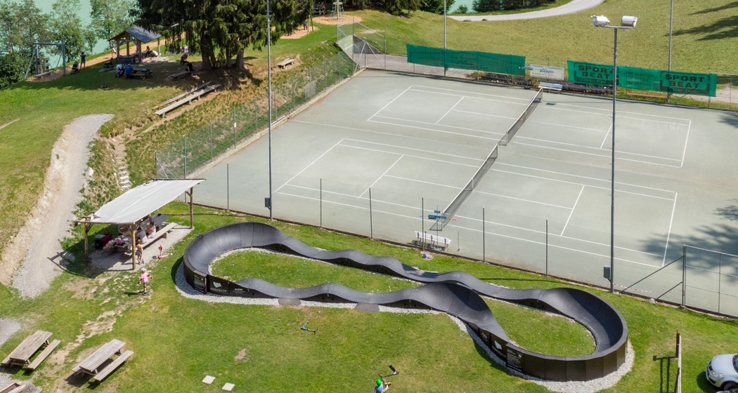 Das Foto zeigt ein Pumptrack welches sich neben dem Brigelser See befindet