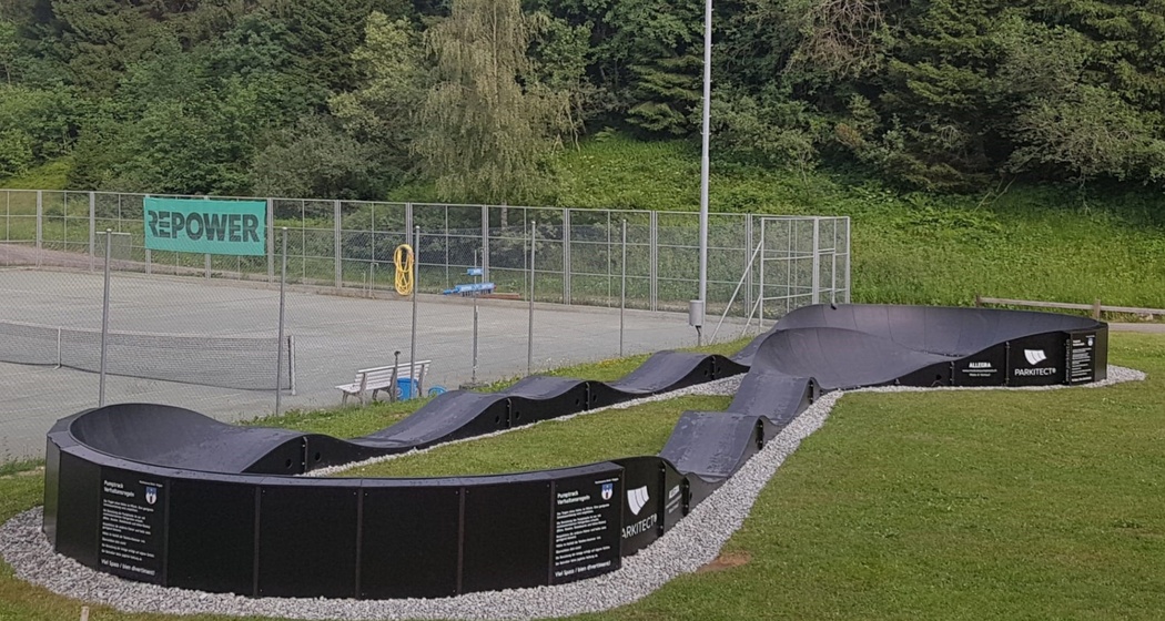 Das Foto zeigt den Pumptrack von Brigels