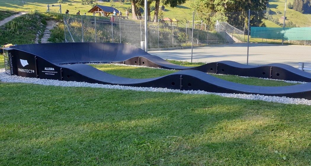 Das Foto zeigt den Pumptrack von Brigels und den Tennisplatz
