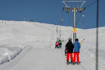 Das Foto zeigt Menschen auf dem Skilift Miret