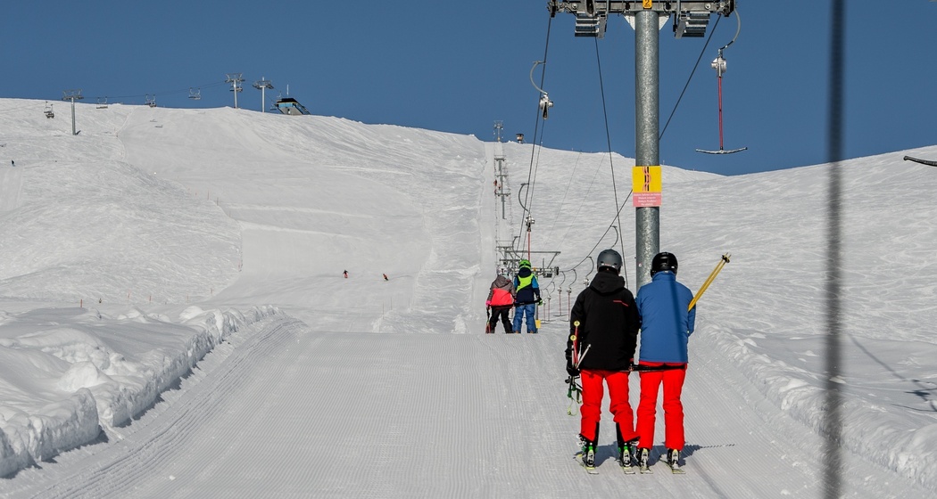 Das Foto zeigt Menschen auf dem Skilift Miret