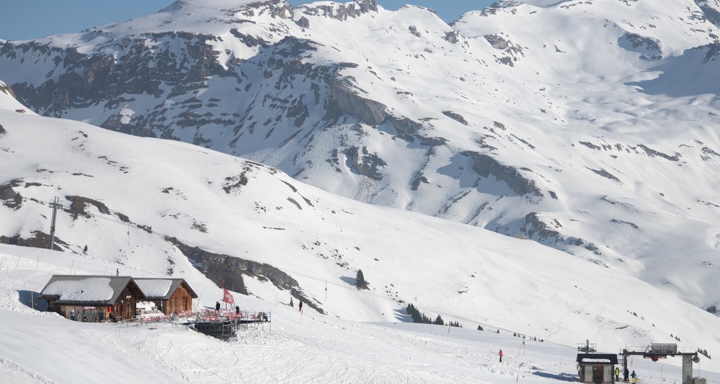 Das Foto zeigt die Bergstation des Skilift Miret mit Panoramaübersicht