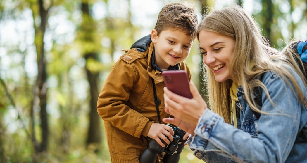 Das Foto zeigt eine Mutter mit ihrem Kind die auf der suche nach einem Schatz sind
