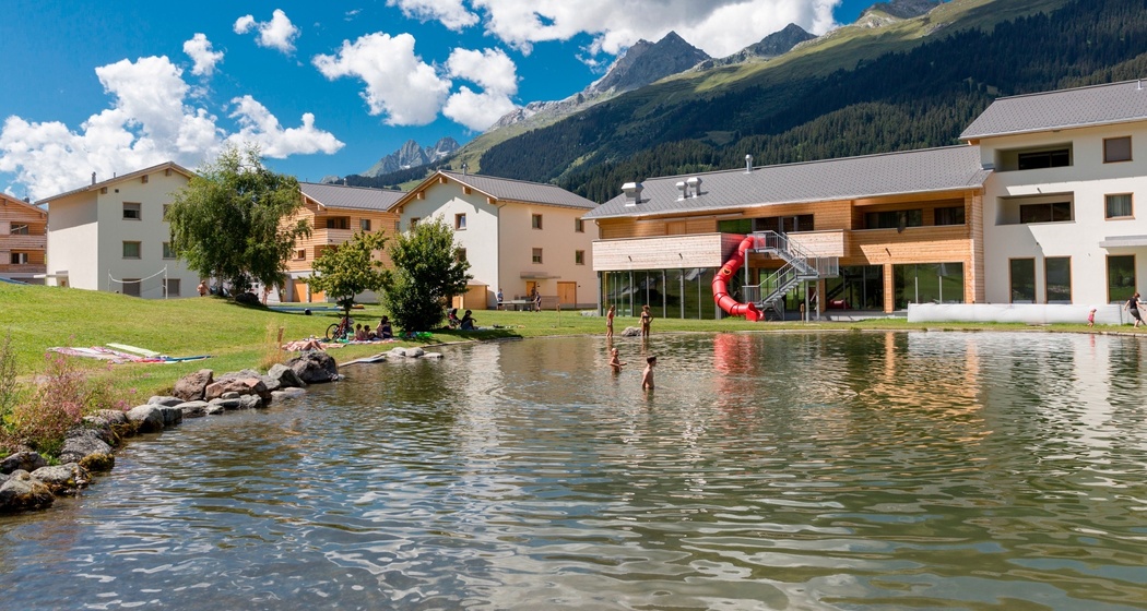 Das Foto zeigt den Badesee in Brigels