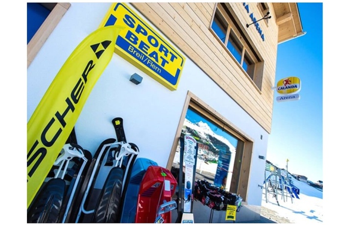 Das Foto zeigt das Sport Beat Testcenter neben der Talstation in Brigels