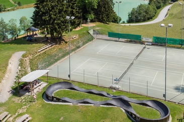Das Foto zeigt den Tennisplatz von Brigels