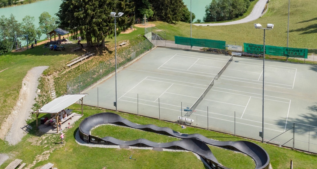 Das Foto zeigt den Tennisplatz von Brigels