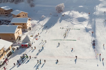 Das Foto zeigt das Übungsgebiet von Brigels zum lernen Skifahren