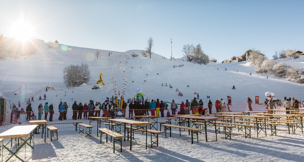 Das Foto zeigt ein Skirennen von Kindern auf dem Übungsgebiet