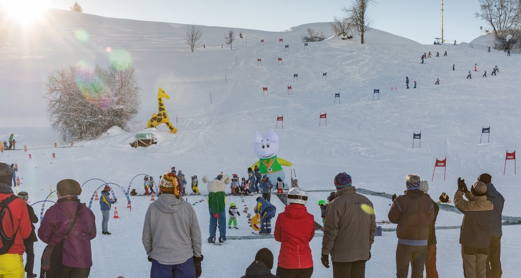 Das Foto zeigt das Maskottchen der Skischule beim Kinder Skirennen