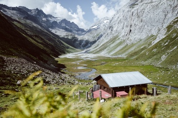 Das Foto zeigt die Val Frisal mit dem Maiensäss