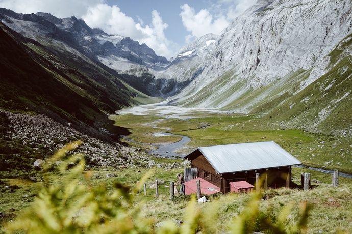 Das Foto zeigt die Val Frisal mit dem Maiensäss