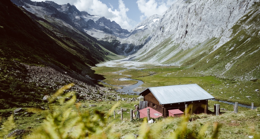 Das Foto zeigt die Val Frisal mit dem Maiensäss