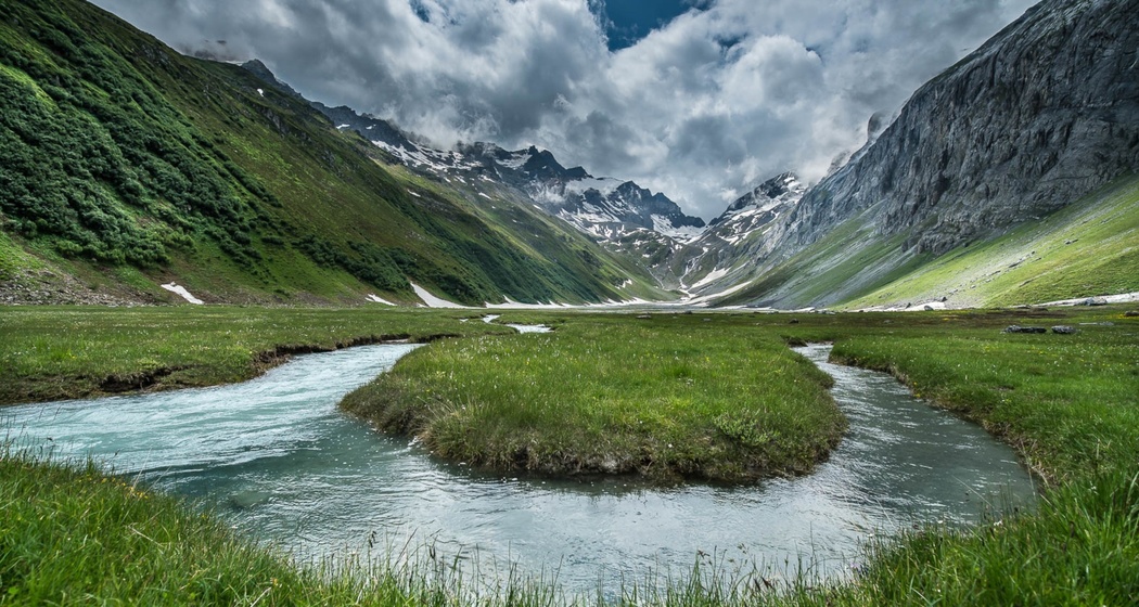 Das Foto zeigt die Val Frisal mit einigen Wolken