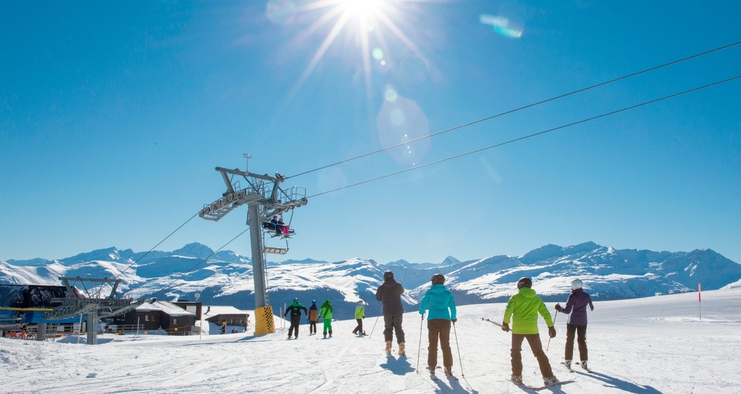 Das Foto zeigt die vierer Sesselbahn in Sonnenstrahlen