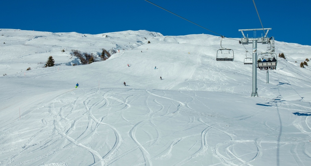 Das Foto zeigt die Skipiste neben der vierer Sesselbahn