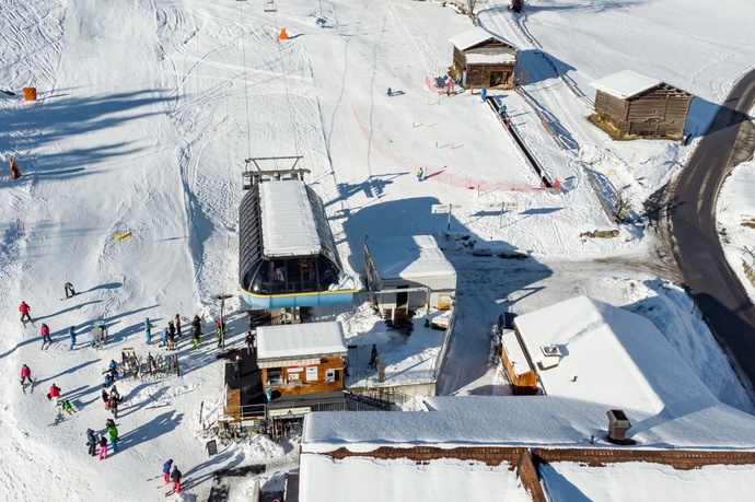 Das Foto zeigt die Talstation der vierer Sesselbahn in Waltensburg