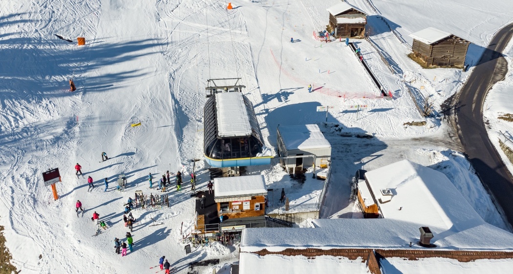 Das Foto zeigt die Talstation der vierer Sesselbahn in Waltensburg
