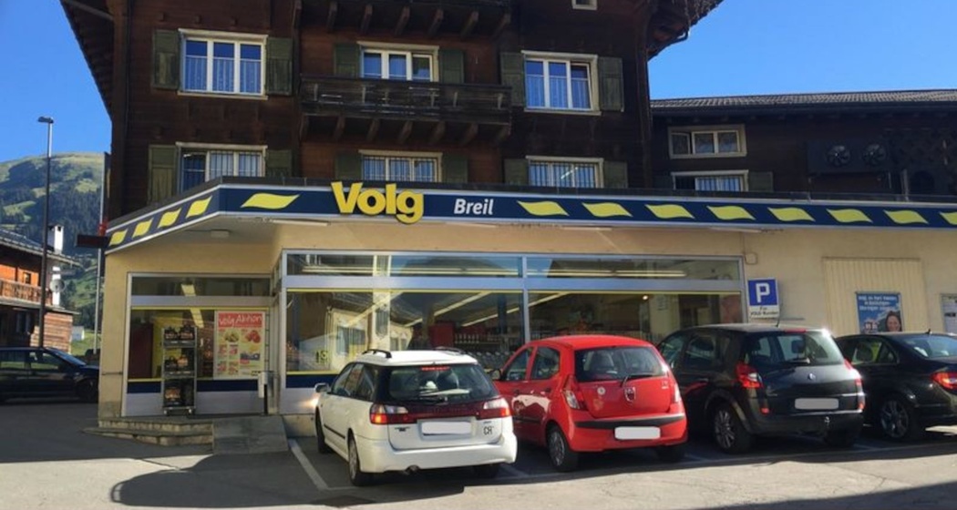 Das Foto zeigt den Eingang und Parkplatz des Volgs in Brigels