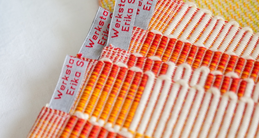 Das Foto zeigt Tischuntersetzer die selber gewebt worden sind