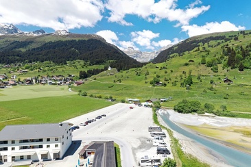 Das Foto zeigt den Wohnmobil Stellplatz in Richtung Talstation von Brigels