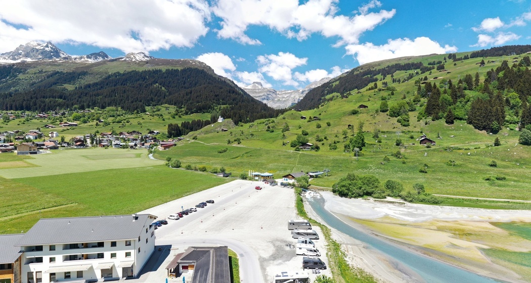 Das Foto zeigt den Wohnmobil Stellplatz in Richtung Talstation von Brigels