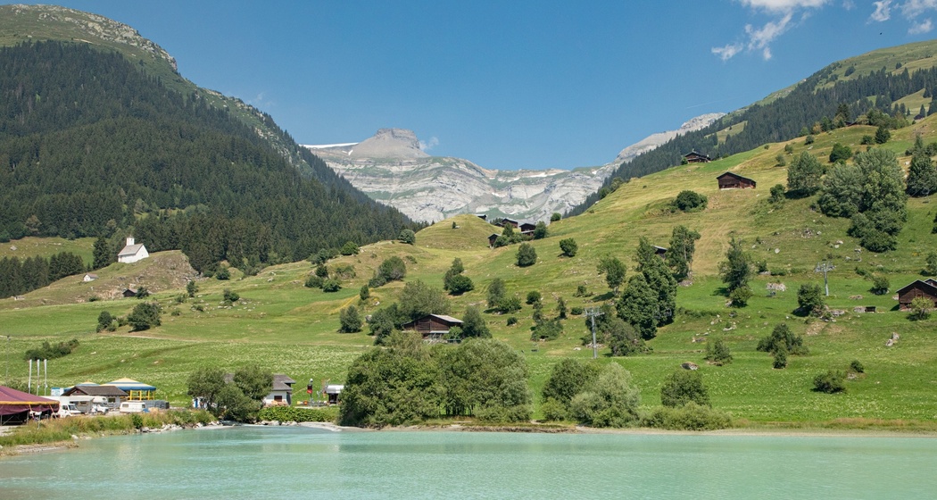 Das Foto zeigt das Wohnmobil Stellplatz und den Brigelser See